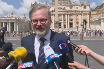 Papež podpořil ukrajinský lid, řekl po audienci Fiala. Františka pozval do Česka 