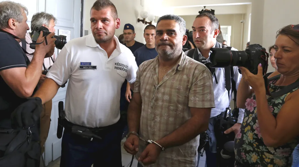 K maďarskému soudu jsou eskortováni muži podezřelí z podílu na smrti 71 uprchlíků