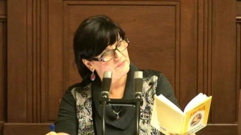 Poslankyně Vlasta Bohdalová recituje v prázdné sněmovně