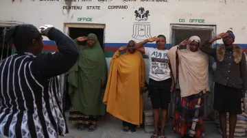 Členky civilní stráže bojují se zločinem v Nigérii