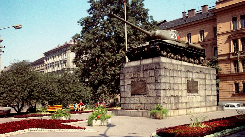 Pomník sovětských tankistů – tank č. 23 na Smíchově (1. 5. 1973)