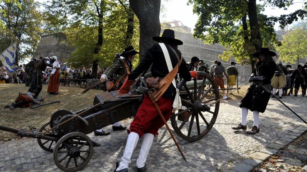 Švédští vojáci tlačí dělo pod hrad Špilberk k ukázce bitvy