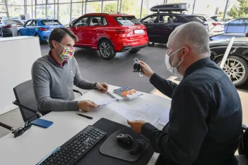 Automobiloví výrobci v Česku přišli za měsíc odhadem o 67 miliard korun