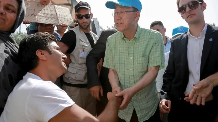 Generální tajemník OSN v uprchlickém táboře na Lesbu
