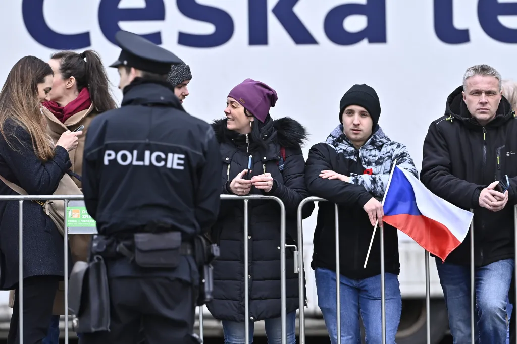 Lidé čekající na příjezd prezidenta