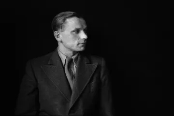 Tváře odvážných - unikátní fotografie československých parašutistů