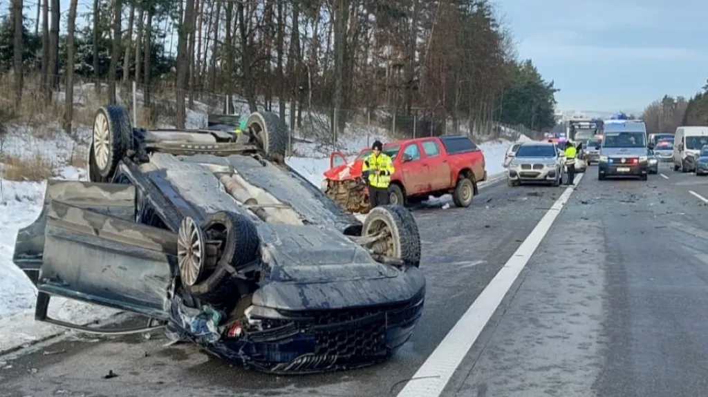 Uzavřená dálnice D1 směrem na Brno i na Prahu kvůli nehodám více osobních aut