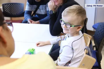 Dětský pacient poprvé dostal implantát, který mu může dát sluch