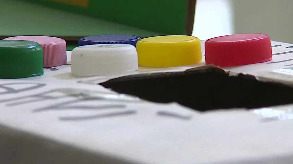 Do sbírky víček se zapojují školy i firmy