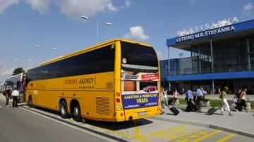 Autobus přiváží klienty SkyEurope