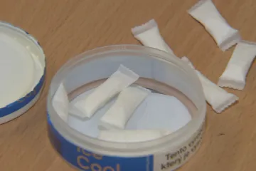 Zákaz prodeje nikotinových sáčků dětem získal podporu poslanců. Schválili i ochranu whistleblowerů 