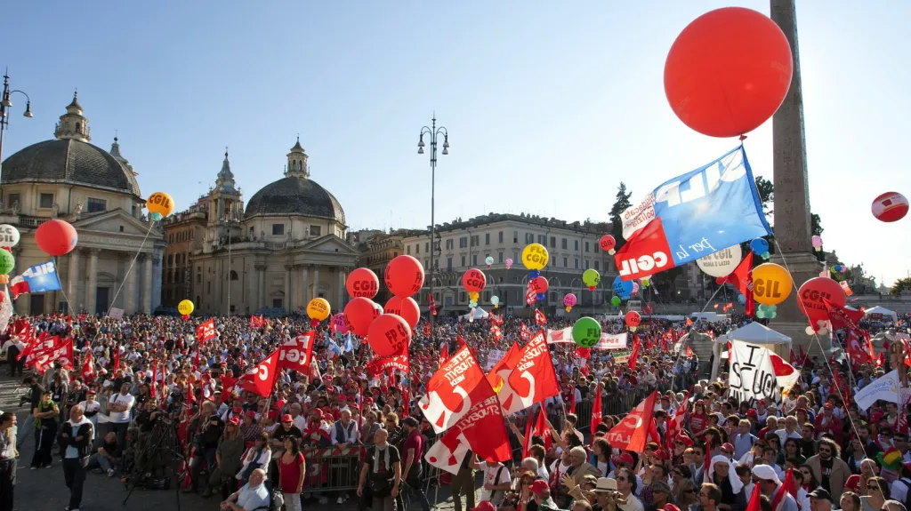 Italové demonstrující proti úsporám