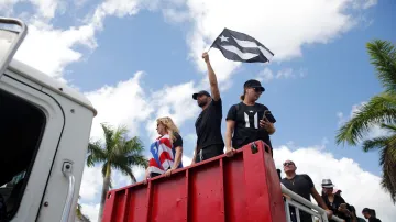Známý popový zpěvák Ricky Martin podpořil demonstrace s černou portorickou vlajkou vyjadřující úpadek