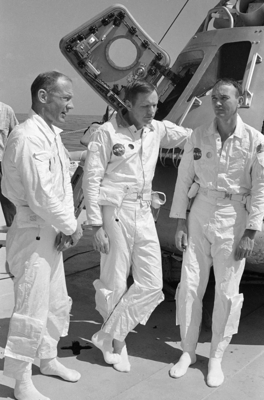 Hlavní posádka lunární mise v uvolněném rozhovoru na palubě NASA Motor Vessel Retrieveru před tím, než se zúčastní tréninku v Mexickém zálivu. V pozadí je Apollo Boilerplate 1102, který byl použit během akce