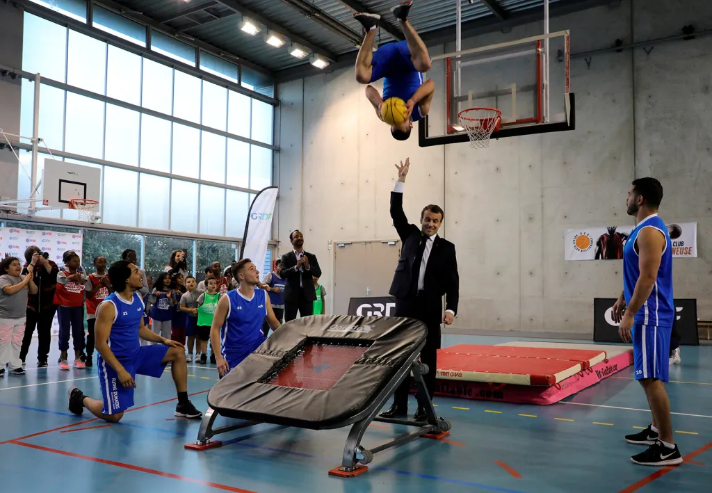 Francouzský prezident Macron při účasti na přehlídce basketbalových dovedností studentů gymnázia Jesseho Owense ve městě Villetaneuse severně od Paříže
