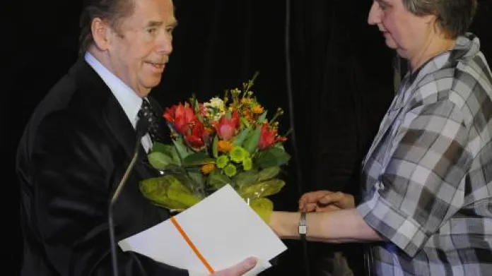 Václav Havel přebírá ocenění