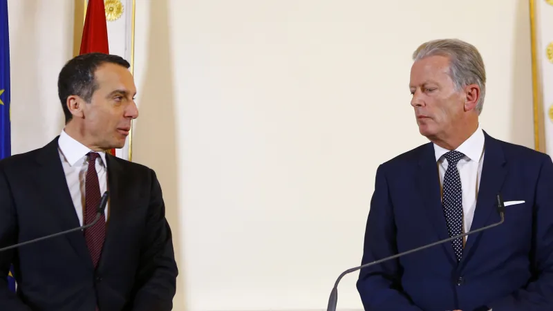 Kern a Mitterlehner koalici udrželi