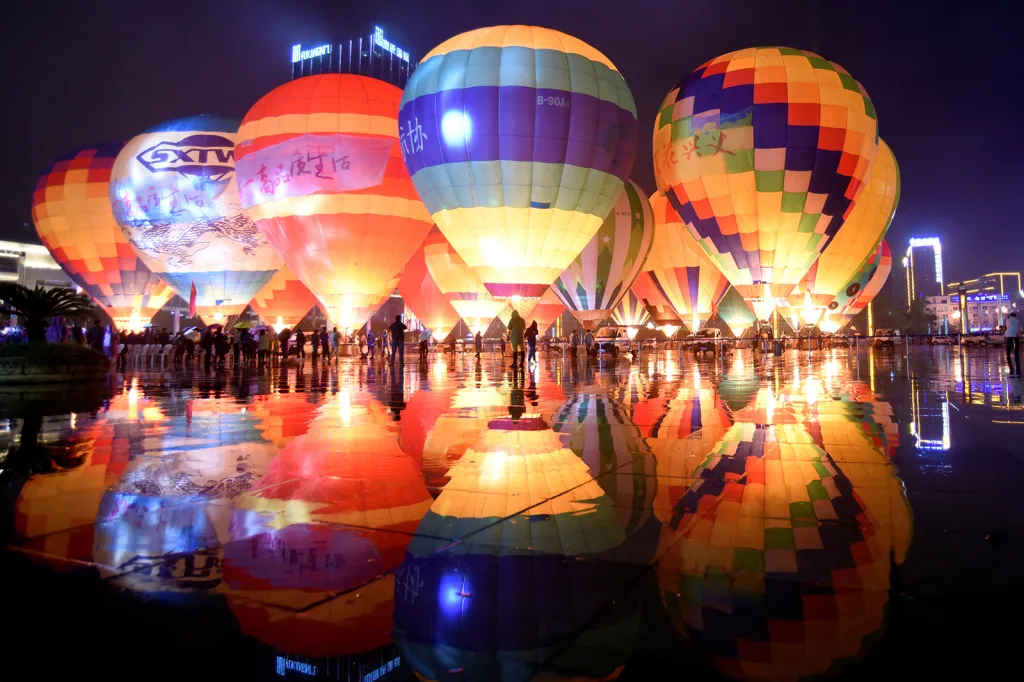 Horkovzdušné balony jako dekorace na náměstí v čínském městě Qianxinan Buyei