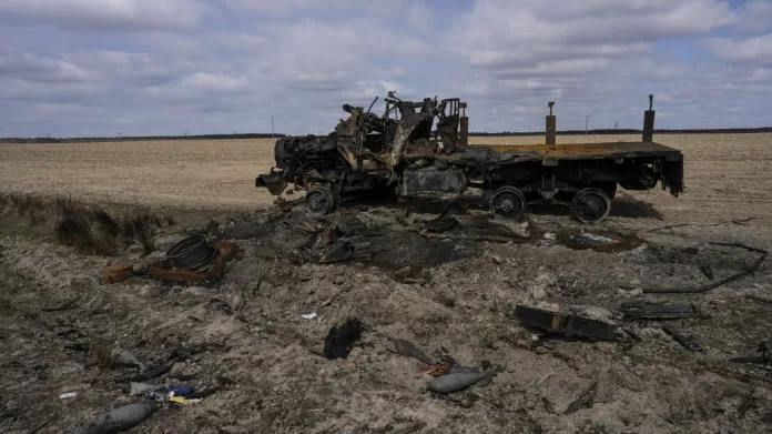 Zničené ruské vojenské vozidlo v poli na předměstí Kyjeva v březnu 2022