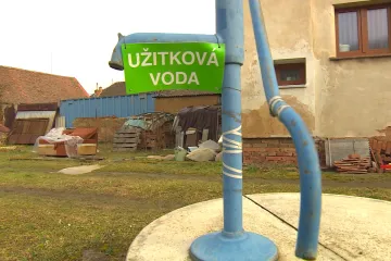 Obce na Plzeňsku nemají vodu. Než se postaví vodovod, vozí ji obyvatelům příbuzní 