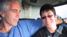 Jeffrey Epstein a Ghislaine Maxwellová na archivním snímku