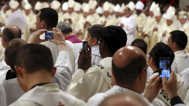 Kněží fotí křižmovou mši