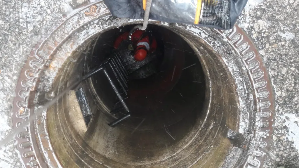 Potápěči v Praze hledali dělníka, který spadl do kanalizační stoky