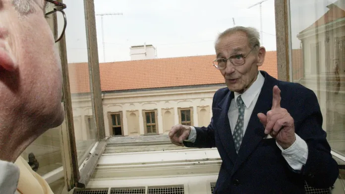 Antonín Sum, poslední tajemník Jana Masaryka, v koupelně bytu v Černínském paláci. Podle něj Masaryk skočil z tohoto okna a spáchal sebevraždu (snímek z roku 2002)