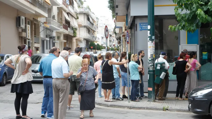 Řekové ve frontě na výběr z bankomatu
