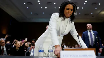 Tulsi Gabbardová při slyšení v Senátu