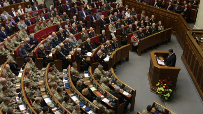 Ukrajinský prezident Petro Porošenko promlouvá k válečným veteránům druhé světové války