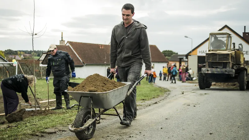 Bečice jsou malá jihočeská obec na Táborsku s 80 stálými obyvateli. Místní se tu rozhodli, že si sami vytvoří místo, kde by se mohli potkávat. Věc uchopili do vlastních rukou.