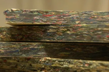 Broumovská charita ví, jak ze starého oblečení vyrobit stavební materiál. Už má na to patent