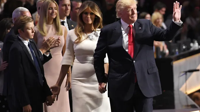 Donald Trump s manželkou Melanií a jejich synem Barronem, v pozadí starší Trumpovy děti z předchozího manželství