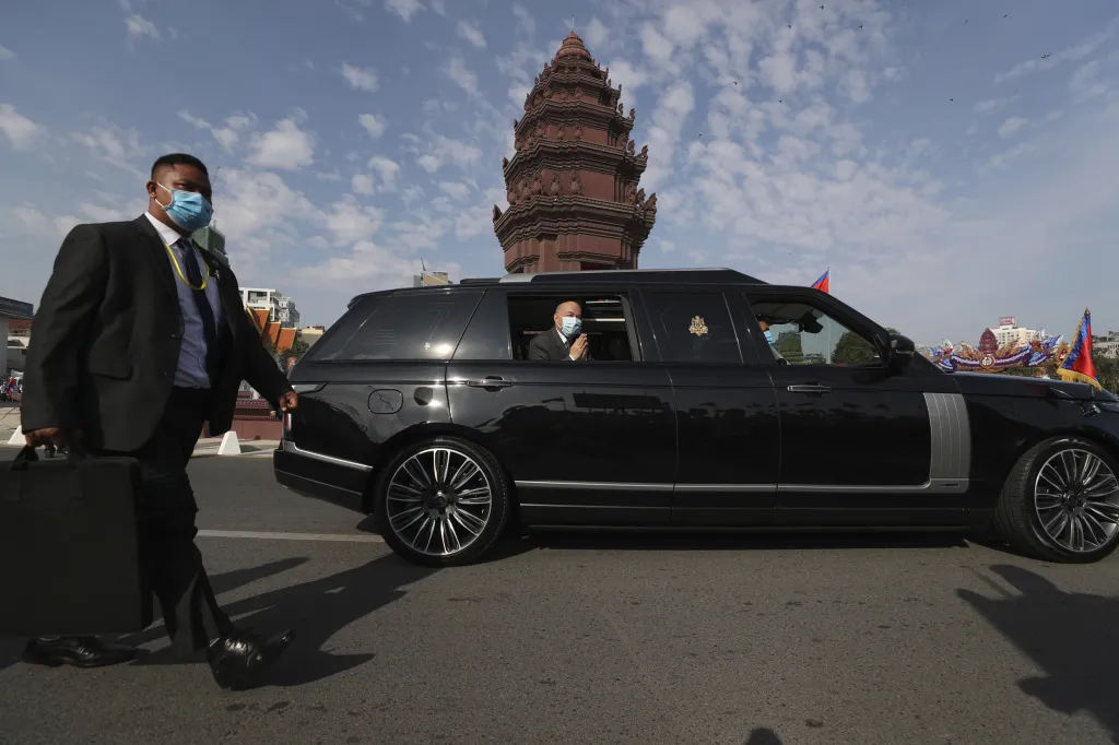 Dne nezávislosti Kambodže se zúčastnil současný král