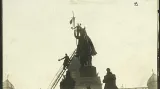 Revoluce, upevnění české vlajky na kopí sochy sv. Václava na Václavském náměstí na konci října 2018.