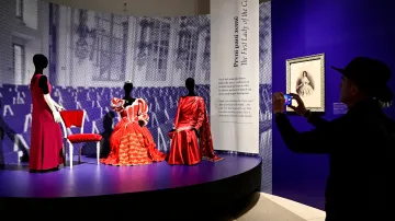 Z výstavy První dámy – móda a styl