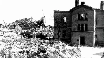 Následky bombardování Chebu na jaře 1945