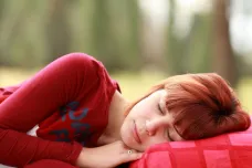 Spící lidé jsou při snění schopni správně reagovat na otázky, naznačila studie