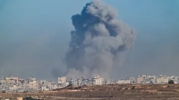 Kouř stoupající z Gazy po explozi, pohled z izraelské strany hranice, 16. září