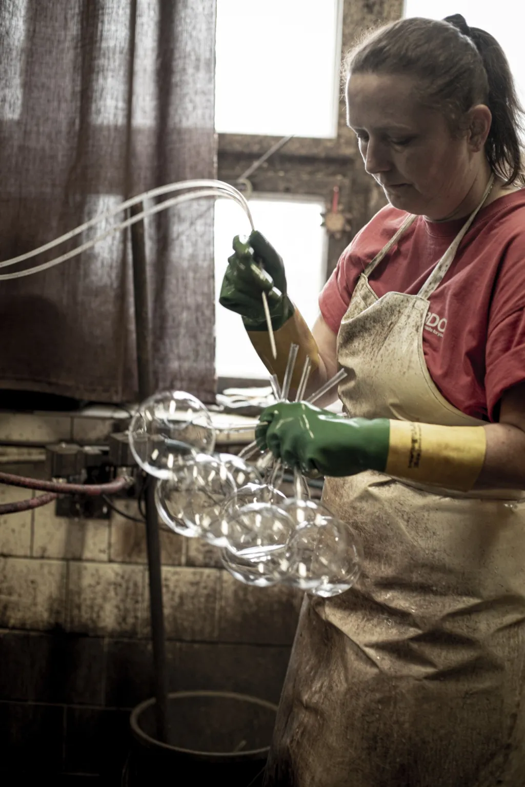 Dalším krokem je stříbření. Je to stará technologie, ale i dnes se stále hojně využívá. Slouží jako základ dekorování, pokud nemá být ozdoba čirá