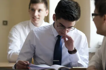 Maturanti dostanou víc času na testy. Na psychiku to má kladný vliv, vysvětluje ministerstvo