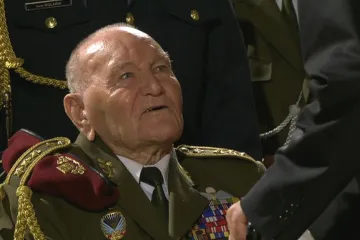 Z parašutistů zůstal poslední. Vyznamenání bere generál Klemeš jako ocenění všech