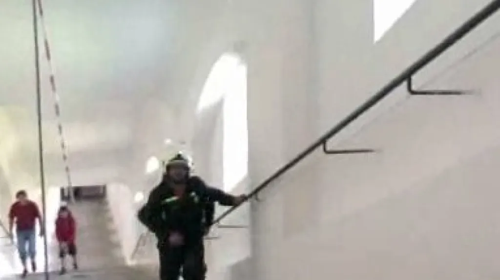 Hasič při běhu do schodů