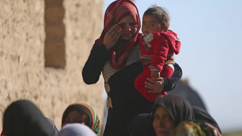 Syřanka oplakává smrt svých příbuzných, které zabili islamisté