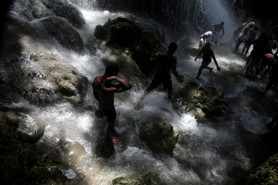 Haitští křesťané využívají místní vodopády k nábožensky motivovaným koupelím. Na Haiti zhruba polovina obyvatel současně s křesťanstvím praktikuje vúdú