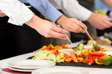 Bistra a restaurace nechtějí plýtvat. Co se nesní, rozdají nebo nabídnou levněji