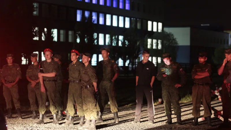 Záchranáři nasazení u kasáren v Omsku