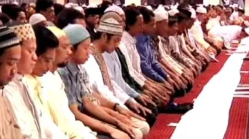 Muslimové při modlitbě