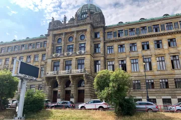 Policisté zasahovali na ministerstvu průmyslu, zadrželi několik lidí